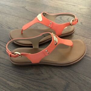 Michael Kors plate thong sandal, size 8.5, color grapefruit